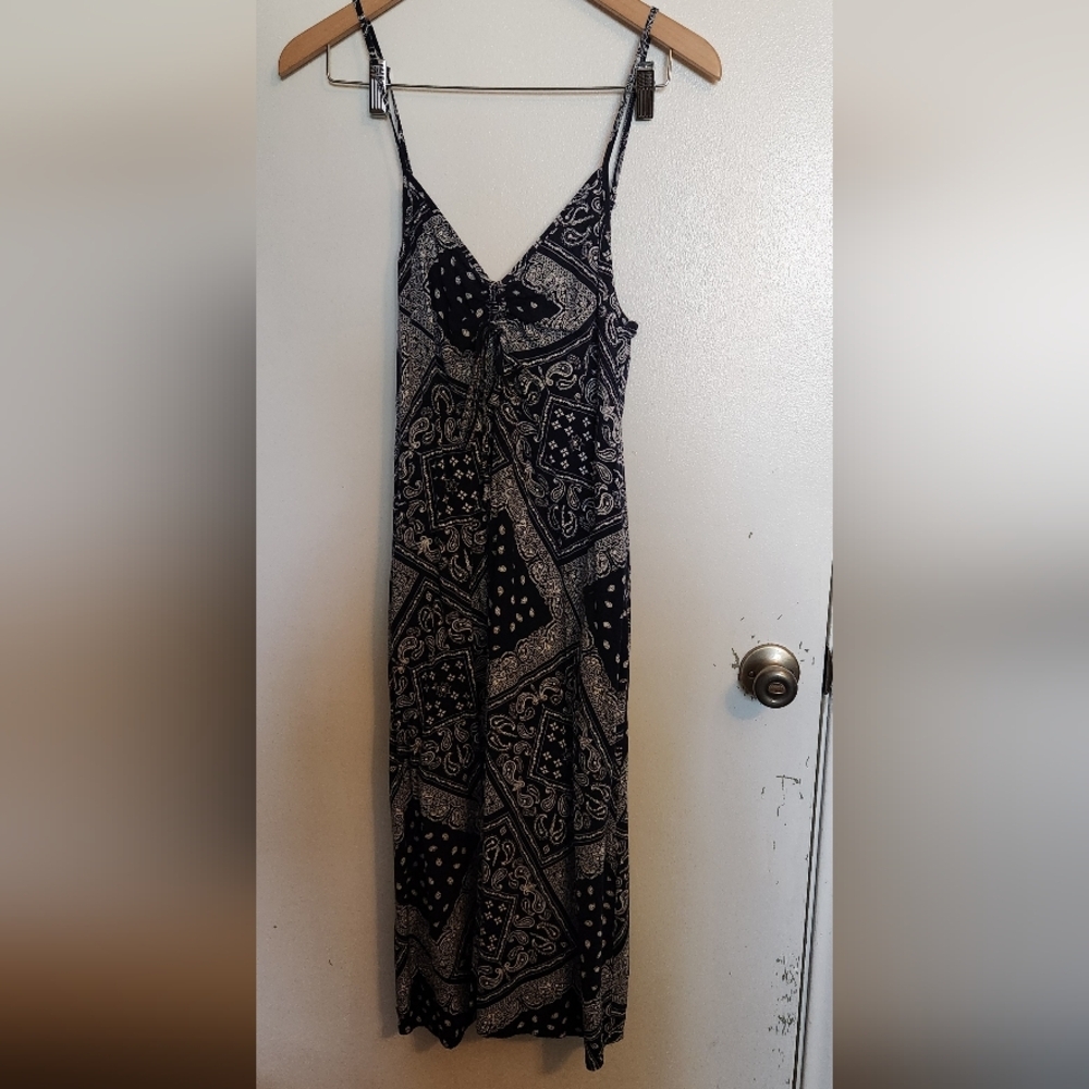 Navy and White Maxi Dress with Elegant Flow - Picture 3 of 5